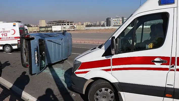 Videolu Haber: Aydınlatma direğine çarpan otomobil yan yattı