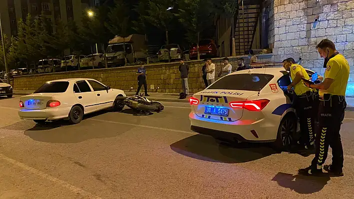 Aynı yönde gidiyorlardı, çarpıştılar: 2 Yaralı