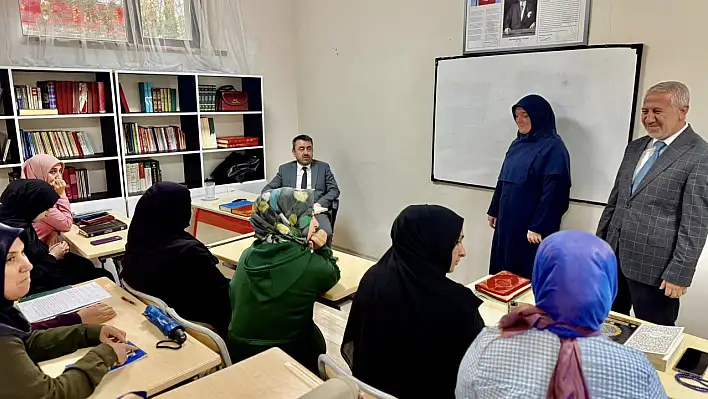 Ayvaz, gençlik merkezini ziyaret etti