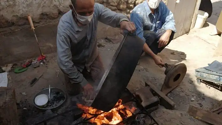 Baba mesleği kalaycılığı ayakta tutmaya çalışıyorlar