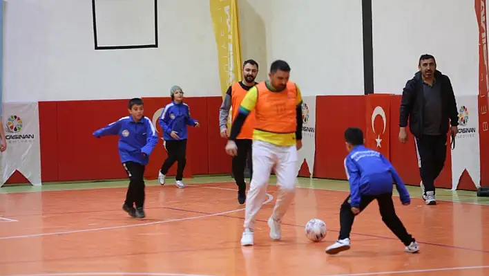 Baba ve oğulları arasında futbol turnuvası