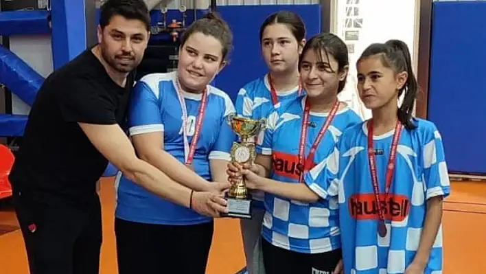 Badminton'da il birincisi belli oldu!