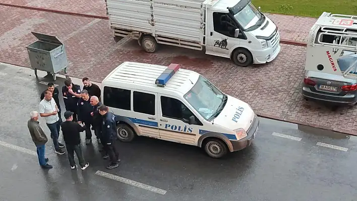 Bağdat Caddesi'ndeki binaya yıldırım düştü