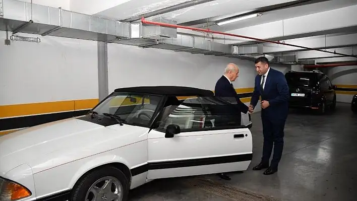 Bahçeli, Mustang marka aracını Kayseri Milletvekili Ersoy'a hediye etti
