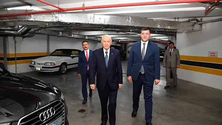 Bahçeli'nin, Ersoy'a gönderdiği hediye akıllara klasik otomobili getirdi! O otomobile ne oldu?