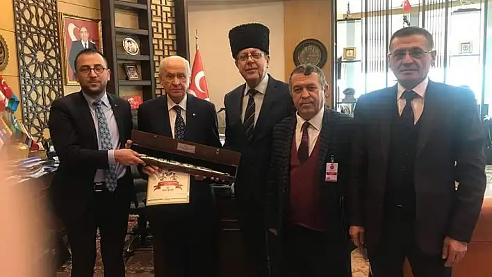 Bahçeli'nin taktığı kalpağı bakım kim hediye etti? 