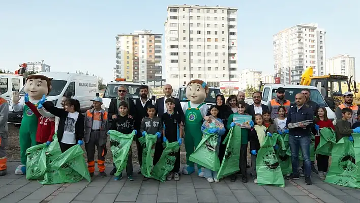 Bahçelievler Ortaokulu öğrencilerinden çevre temizliği