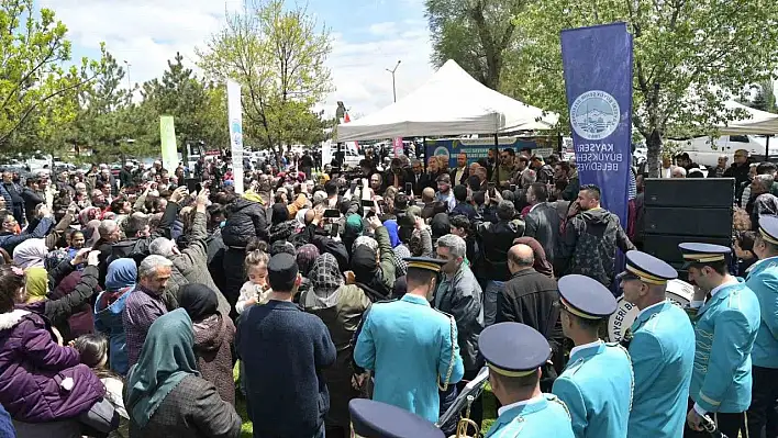 Bakan Akar Belediyenin pikniğinde vatandaşlarla buluştu...