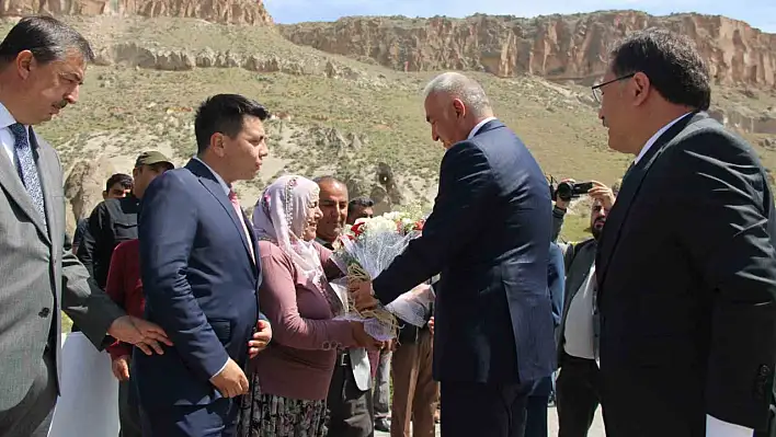 Bakan Ersoy, Kapadokya'nın girişi kapısını gezdi
