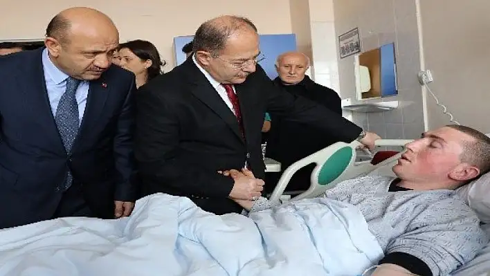 Bakan Fikri Işık ve Bakan Recep Akdağ yaralı askerleri ziyaret etti