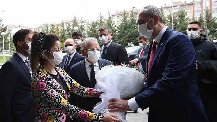 Bakan Gül,Büyükşehir Belediyesi'ni ziyaret etti!