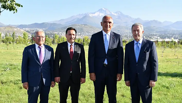 Bakan hatıra fotoğrafı çektirdi: Başkan paylaşırken bakın hangi ayrıntıya dikkat çekti!