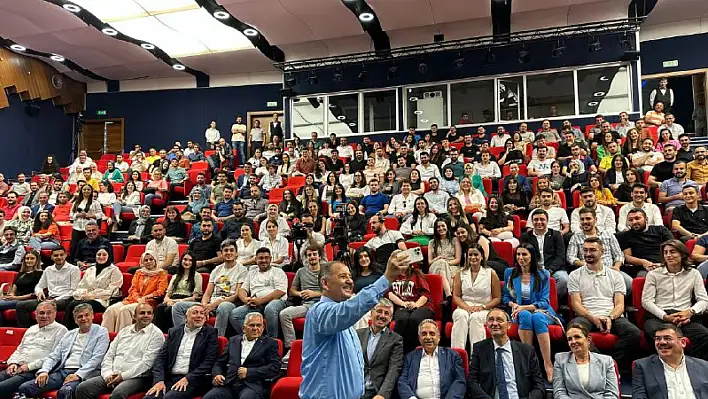 Bakan Özhaseki gençlerle buluştu: 'Kayseri'yi Avrupa ile yarışacak bir şehir haline getirdik'