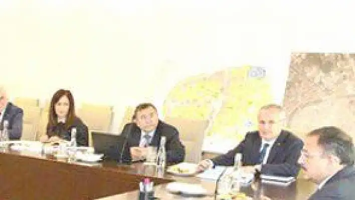BAKAN ÖZHASEKİ'NİN İLK MESAİSİ SUR OLDU