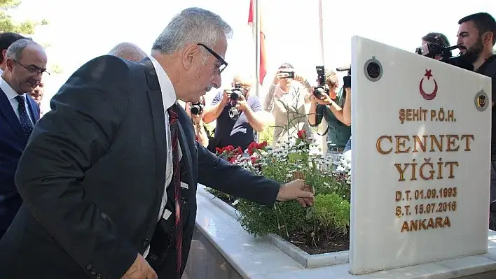 Bakan Özhaseki 15 Temmuz şehitlerinin mezarlarını ve ailelerini ziyaret etti