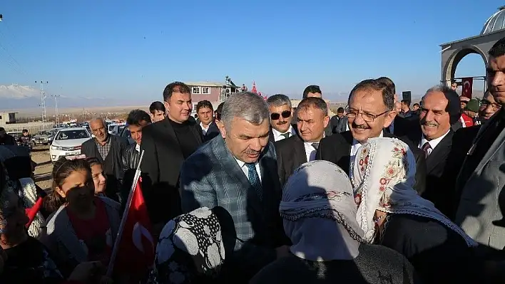 Bakan Özhaseki ve Başkan Çelik Yeşilhisar'da