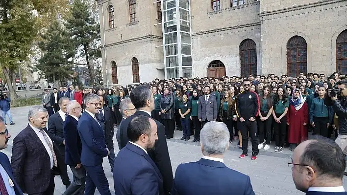 Bakan Selçuk Kayseri Lisesi Milli Mücadele Müzesini ziyaret etti
