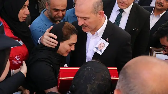 Bakan Soylu'dan şehit eşine: 'O kahraman, sen de kahramansın'