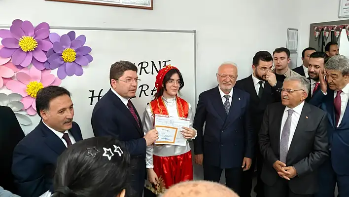 Bakan Tunç'tan Kayseri'deki öğrencilere karne sürprizi