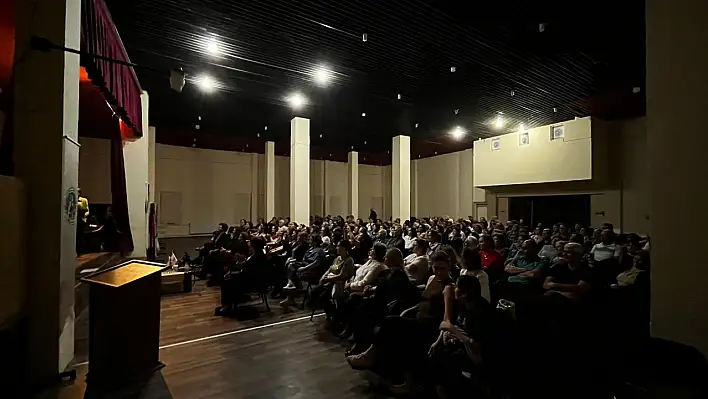 'Bana Ellerini Ver' bir kez daha sahneye çıktı! İzleyenler ayakta alkışladı