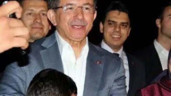 BAŞBAKAN DAVUTOĞLU 11. CUMHURBAŞKANI ABDULLAH GÜL'ÜN ANNESİ VE BABASINI ZİYARET ETTİ