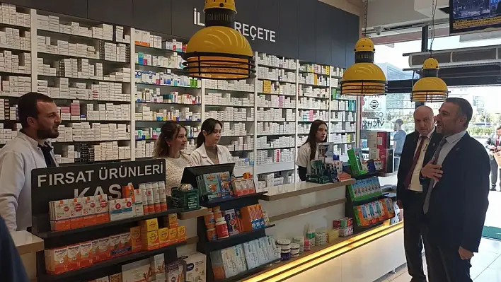Başkan Altun unutmadı, eczane eczane gezdi tebrik etti