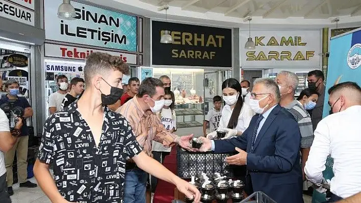 Başkan Büyükkılıç aşure dağıttı