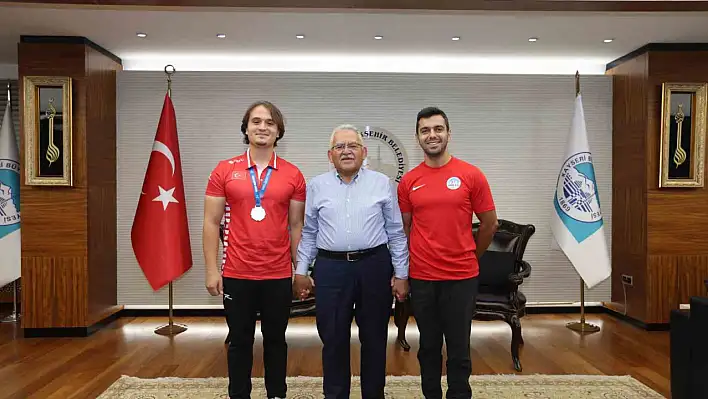 Dünya şampiyonu Arslan'dan, Başkan Büyükkılıç'a hediye