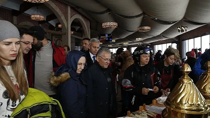 Başkan Büyükkılıç Erciyes'e çıktı, yerli ve yabancı misafirlerle görüştü, esnafları ziyaret etti ve incelemelerde bulundu
