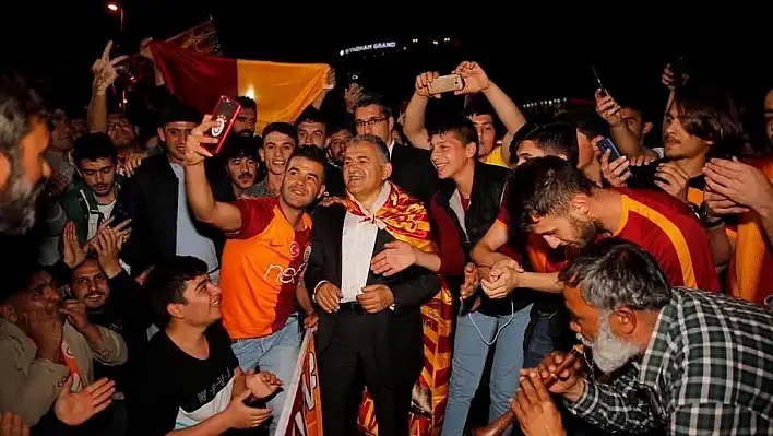 Başkan Büyükkılıç Galatasaray'ı kutladı