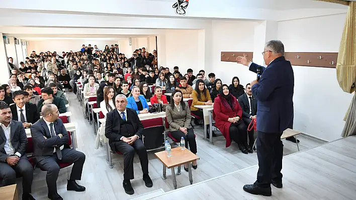 Başkan Büyükkılıç, gençlere Kayseri'yi anlattı