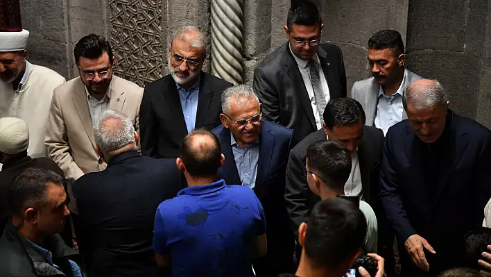 Başkan Büyükkılıç Hunat Camii'nde vatandaşlarla bayramlaştı