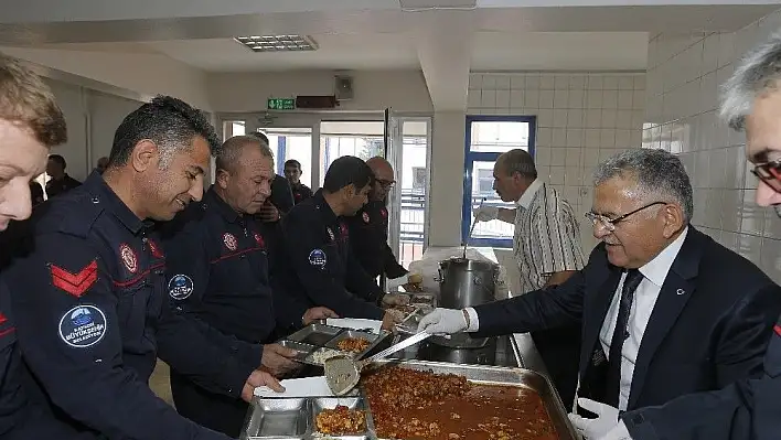 Başkan Büyükkılıç, itfaiyecilerle yemekte buluştu