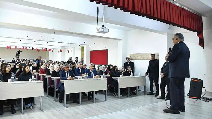 Büyükkılıç, Kariyer Günleri'nde öğrencilerle tecrübelerini paylaştı