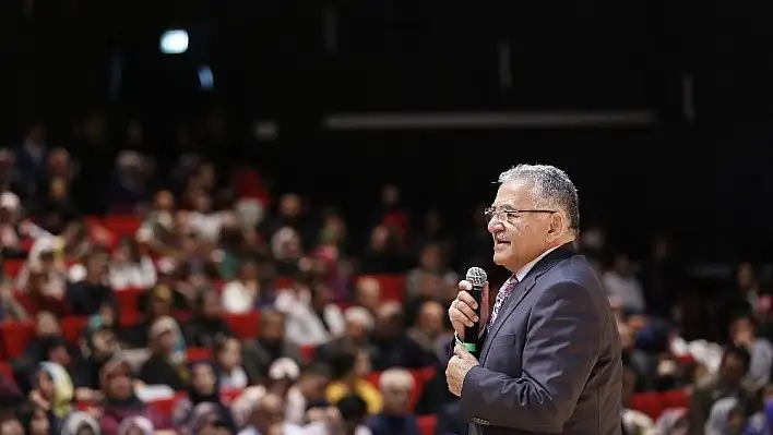 Başkan Büyükkılıç, Kayseri Kız Anadolu İmam Hatip Lisesi'nin mezuniyet törenine katıldı
