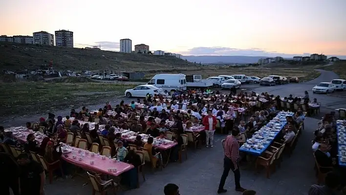  200 Aile ile birlikte iftar yaptı