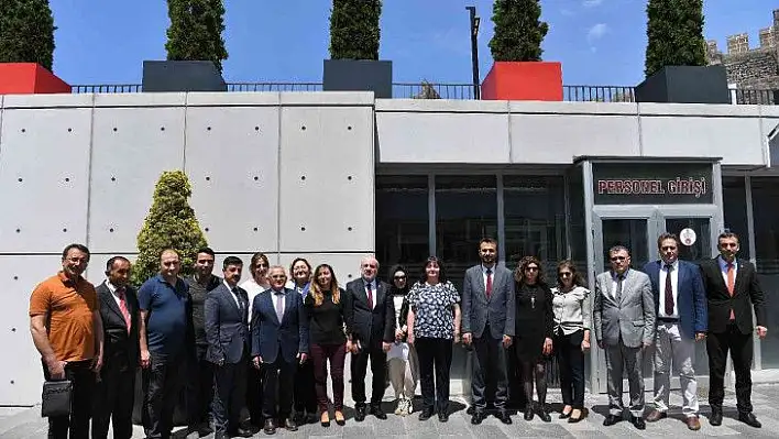 Büyükkılıç, Müze Günü'nde gençlerle sergi açtı, türkü söyledi, müjde verdi