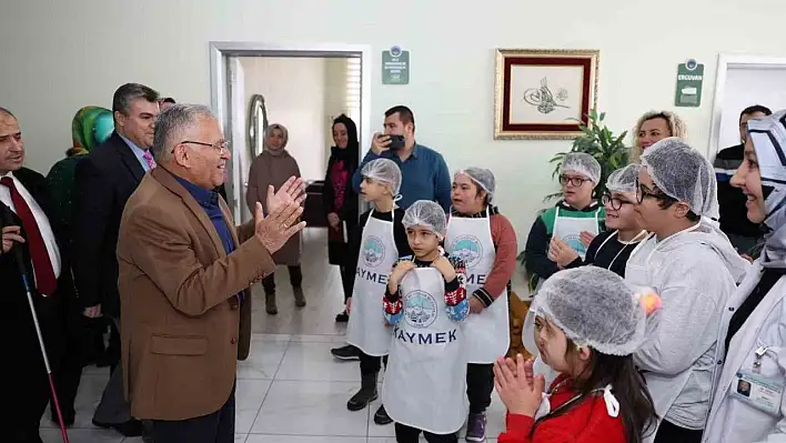 Başkan Büyükkılıç, özel çocuklarla hamburger yaptı