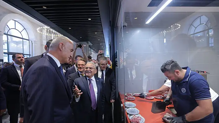 Başkan Büyükkılıç, şehrin gastronomi kalbini Bakan Ersoy'a tanıttı