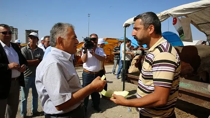 Başkan Büyükkılıç Serkent Kurban Pazarını denetledi
