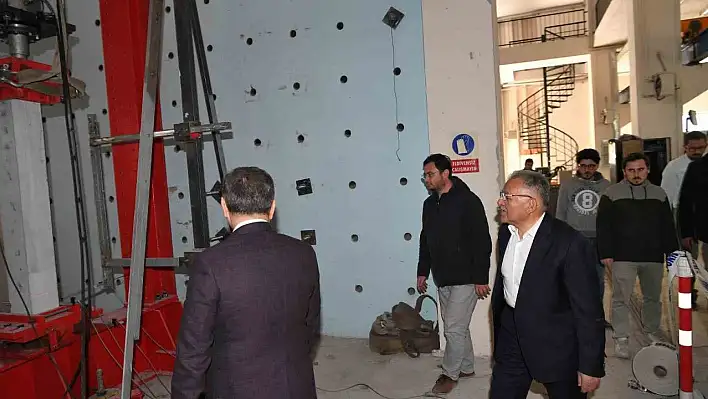 Deprem Araştırma Laboratuvarı'na ziyaret