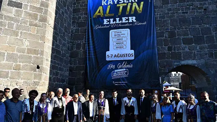 Büyükkılıç'tan festivalde 'Devlet Tiyatrosu'na kadro' müjdesi