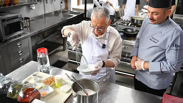 Başkan Büyükkılıç yoğurt çorbası pişirdi