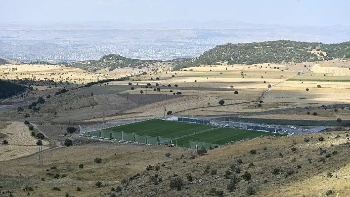 Başkan Büyükkılıç, Yüksek İrtifa Kamp Merkezi'nde yapımı tamamlanan 2 sahada incelemelerde bulundu
