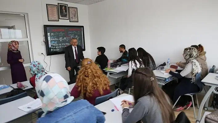 Başkan Büyükkılıç, &quotYüzlerce öğrencimizin üniversiteli olmasına vesile oluyoruz"