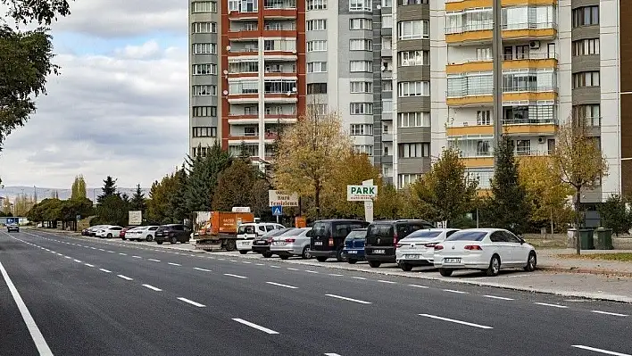 Başkan Çelik, 30 Ağustos Bulvarı'ndaki asfalt çalışmalarını takip etti
