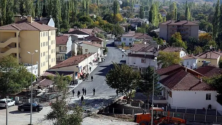 Başkan Çelik, Akkışla'da yapılan asfalt ve kaldırım çalışmalarını inceledi
