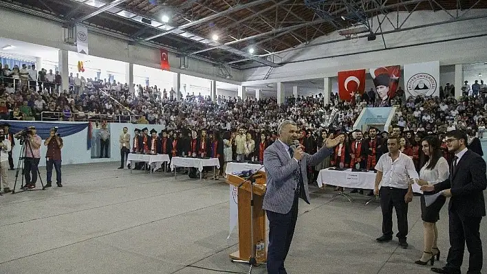 Başkan Çelik Eğitim Fakültesi mezuniyet töreninde
