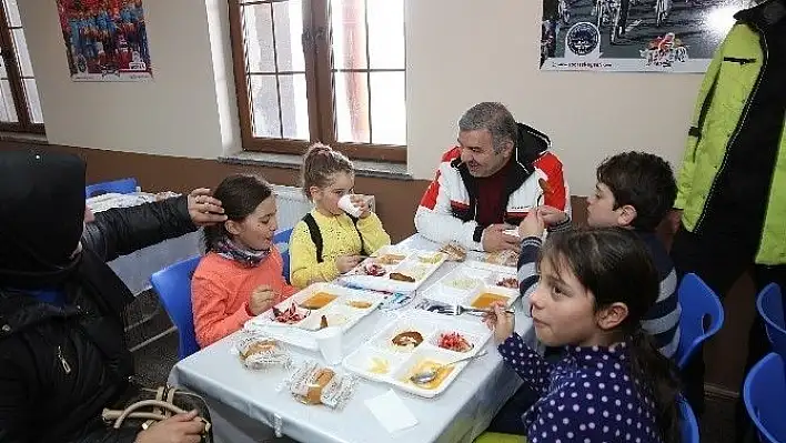 Başkan Çelik Kayak Okulu'nda