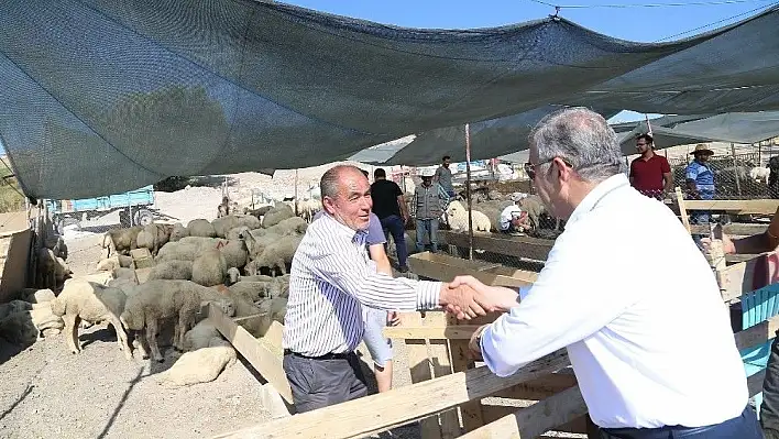 Başkan Çelik Kurban Pazarı'nda
